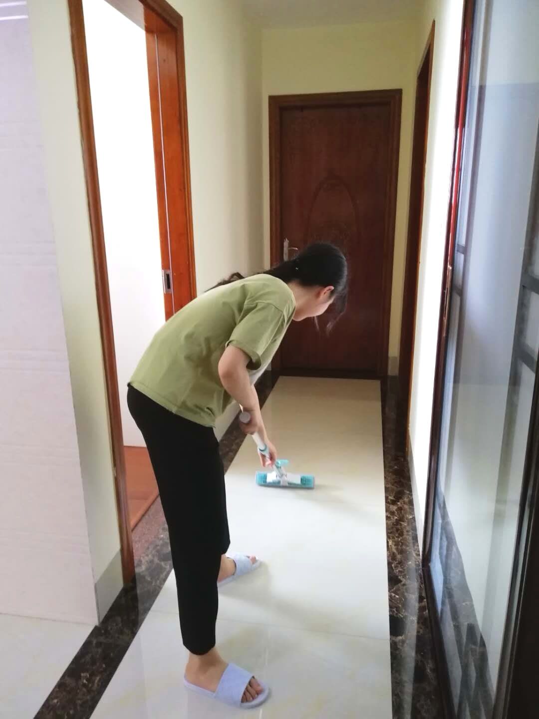 同学们正在帮助家里打扫地面卫生